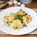 Ravioloni di patate e asparagi con i piselli