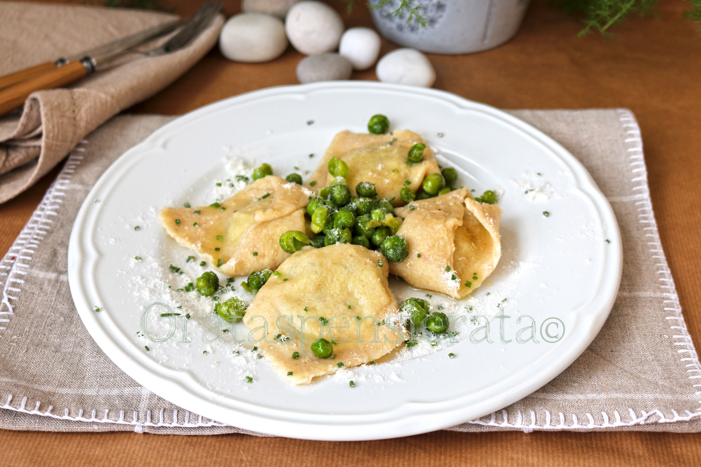 Ravioloni di patate e asparagi con i piselli