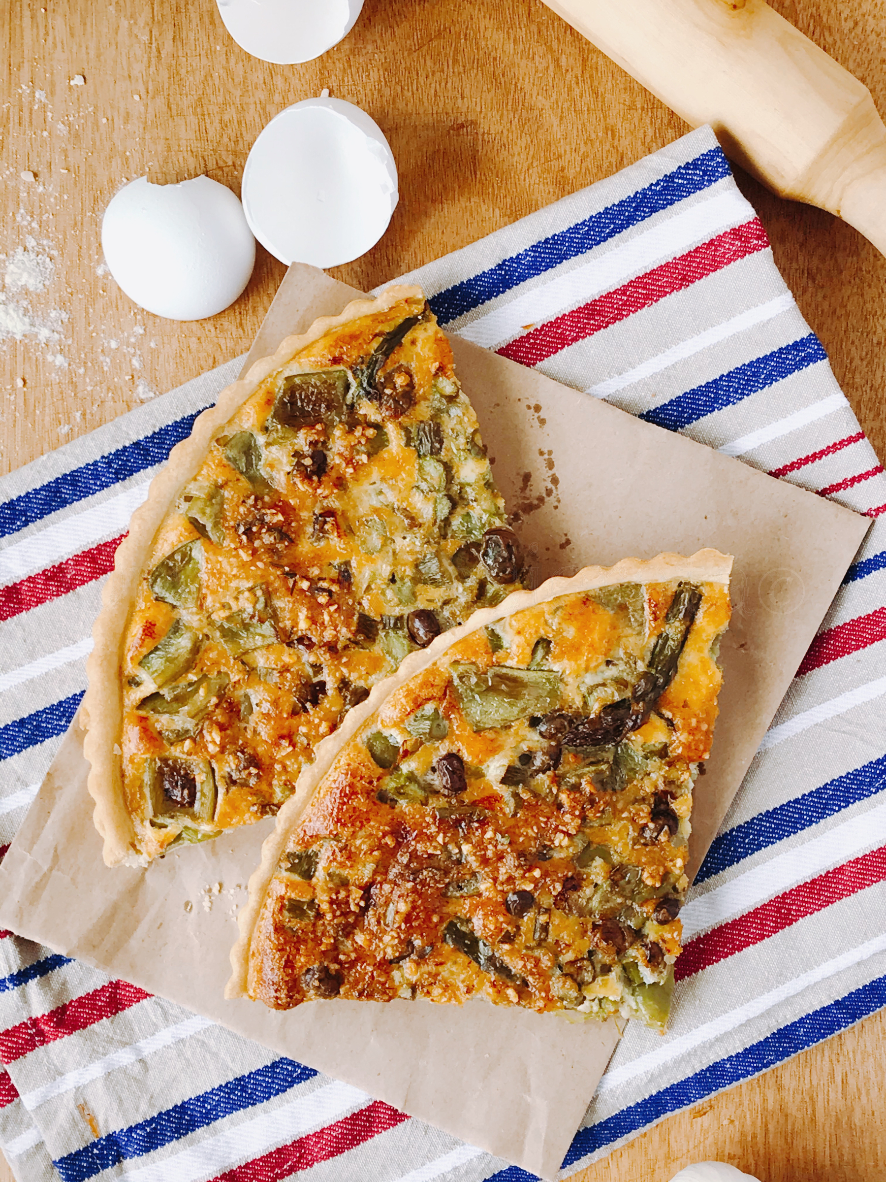 Crostata salata con asparagi e di tutto un po'