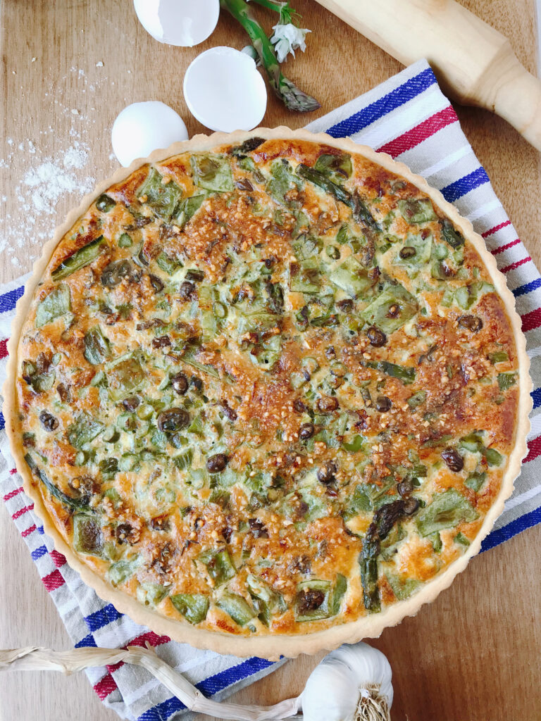 Crostata salata con asparagi e di tutto un po'