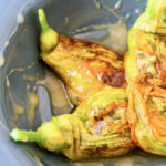 Fiori di zucca ripieni al miele di corbezzolo