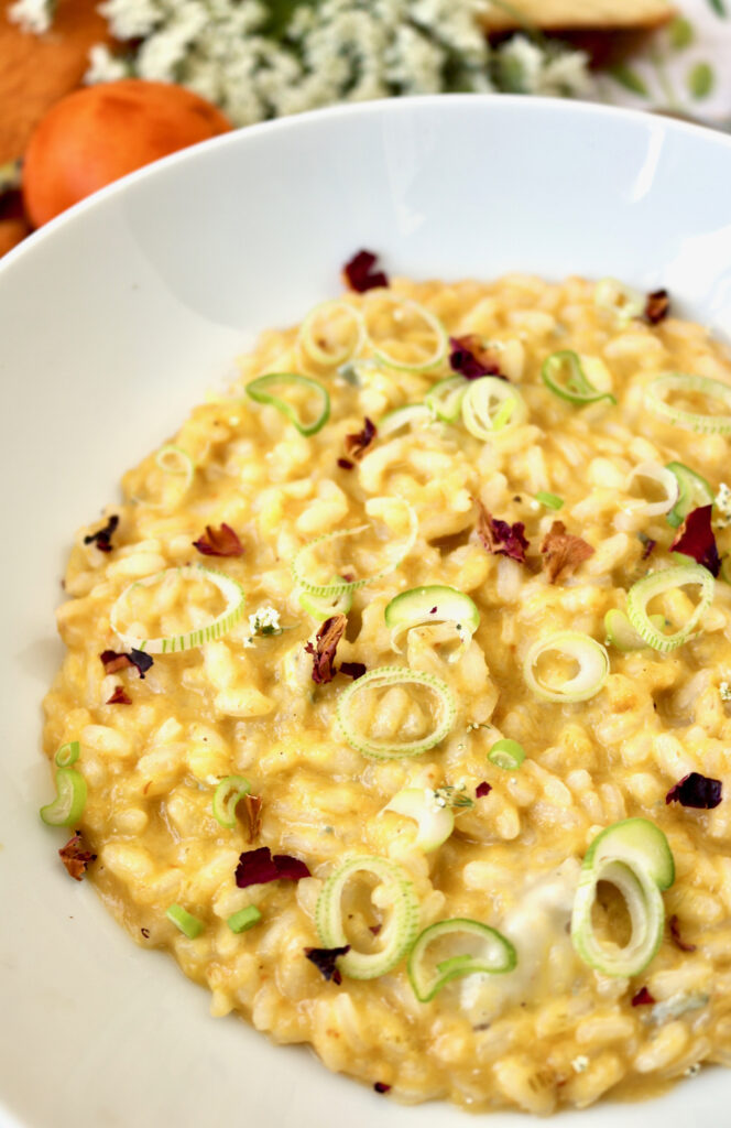 Riso alle nespole e formaggio erborinato di capra