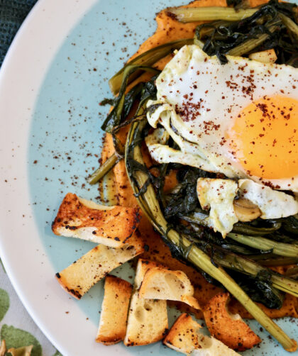 Uova al tegamino su nido di catalogna e zucca violina